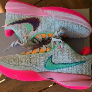 Women's Nike Lebron XX shoes